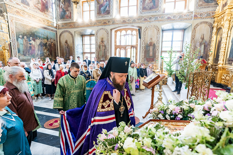 Божественная литургия и вечерня с чтением коленопреклонных молитв в Троицком кафедральном соборе Подольска